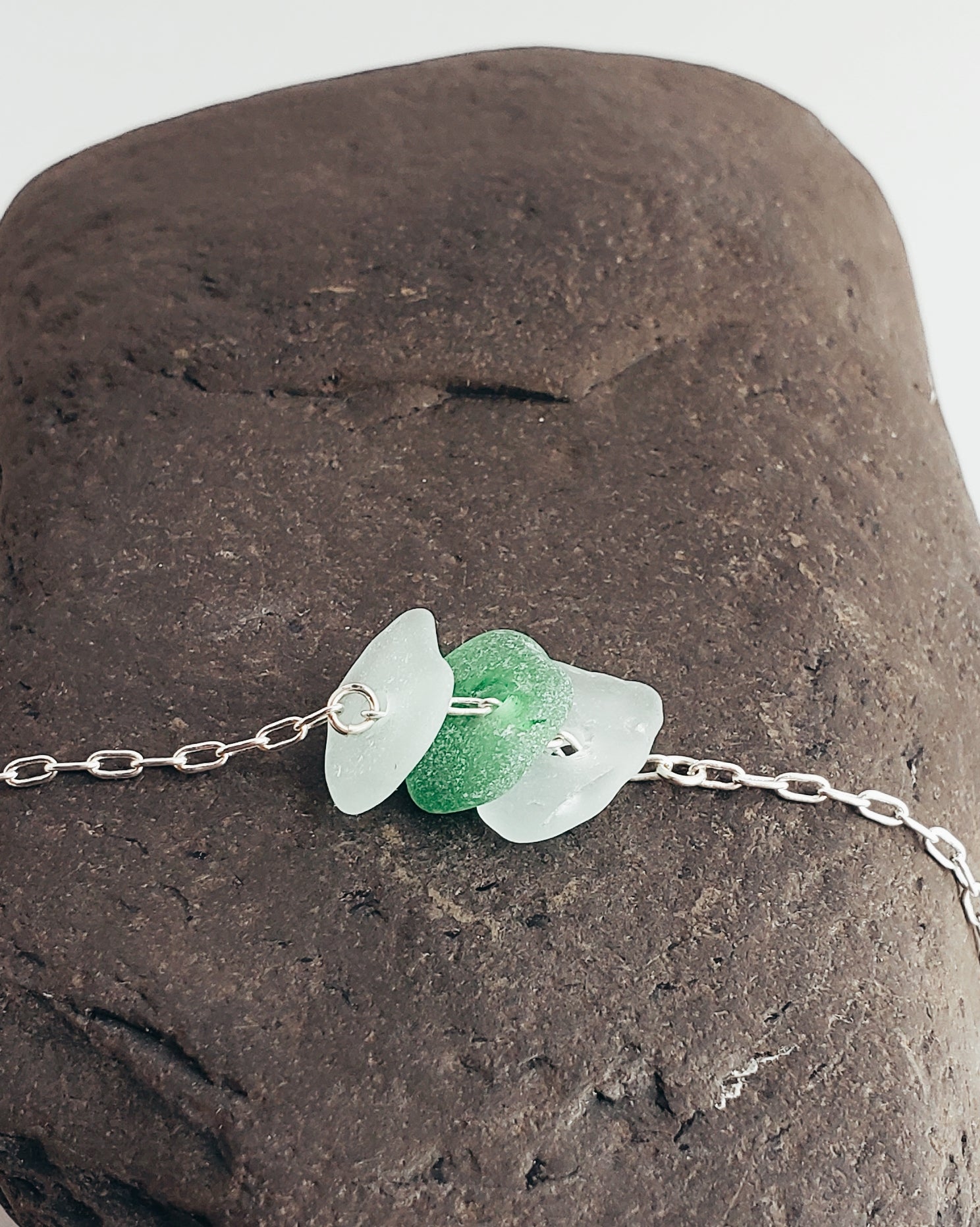 Bracelet in white & gorgeous green